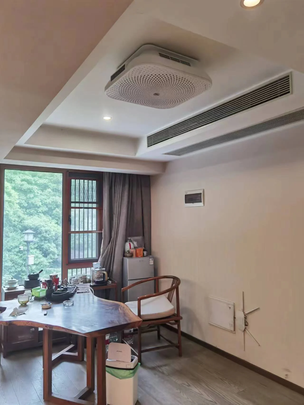办公室休息区安装的空气消毒设备