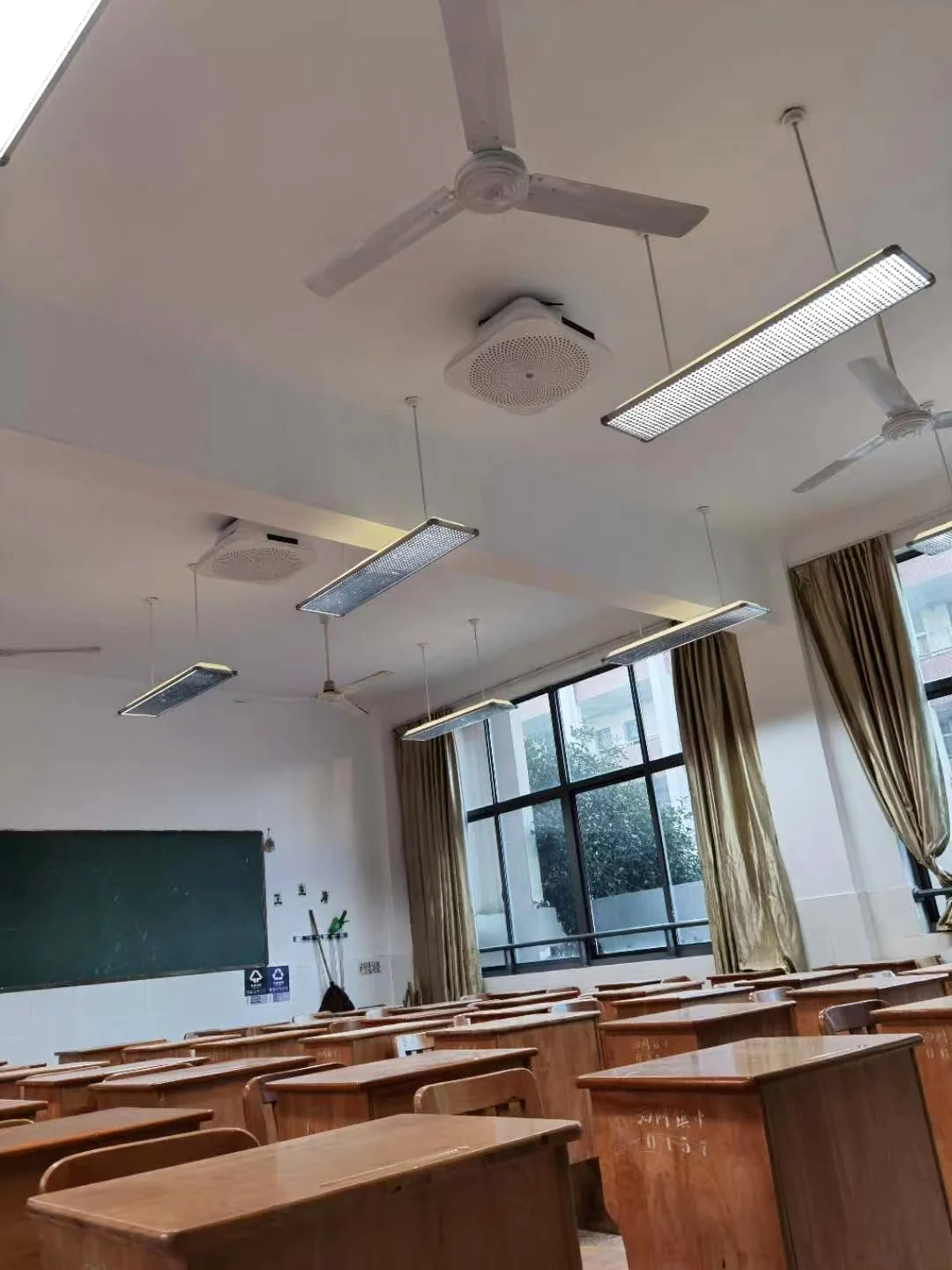 学校教室内安装的空气消毒设备(无人)