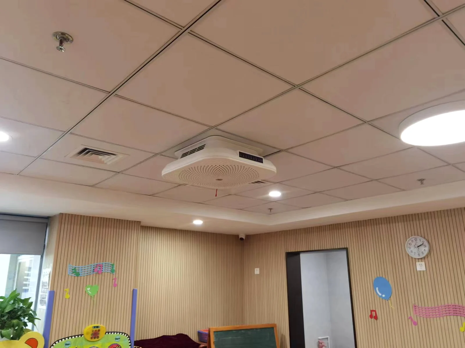 幼儿园活动室内的空气消毒设备（无人）